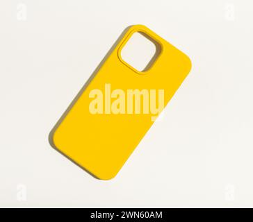 Custodia per cellulare gialla in silicone brillante, protezione per smartphone. Foto Stock