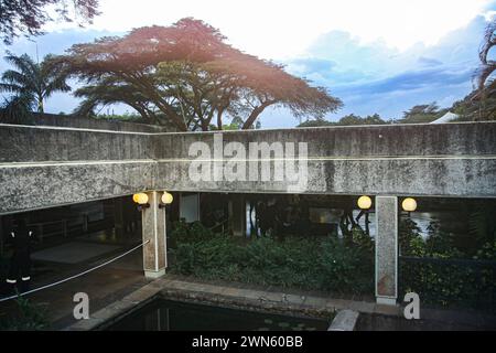 Nairobi, Nairobi, Kenya. 29 febbraio 2024. Un'immagine interna di due piani e tetto con un albero di acacia sullo sfondo alla stazione Nairobi un. (Credit Image: © Bianca Otero/ZUMA Press Wire) SOLO PER USO EDITORIALE! Non per USO commerciale! Foto Stock