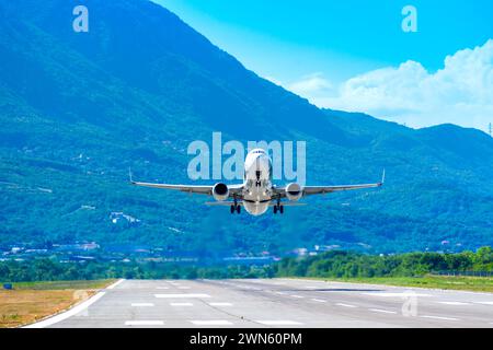 Tivat, Montenegro - 3 luglio 2021: L'aereo Boeing 737-800 (SP-LWB) di LOT Polish Airlines decolla dall'aeroporto di Tivat Foto Stock