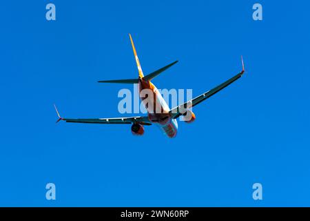 Tivat, Montenegro - 2 luglio 2021: L'aereo Boeing 737-800 (UR-SQC) di SkyUp Airlines decolla dall'aeroporto di Tivat Foto Stock