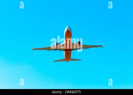 Tivat, Montenegro - 2 luglio 2021: L'aereo Boeing 737-800 (UR-SQC) di SkyUp Airlines decolla dall'aeroporto di Tivat Foto Stock