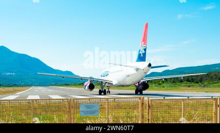 Tivat, Montenegro - 3 luglio 2021: L'aereo Airbus A320 (YU-APH) di AirSerbia è in fase di rullaggio per il decollo all'aeroporto di Tivat Foto Stock