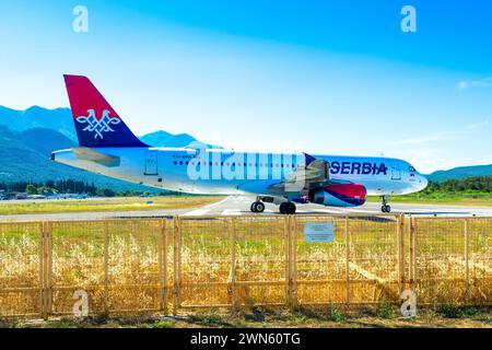 Tivat, Montenegro - 3 luglio 2021: L'aereo Airbus A320 (YU-APH) di AirSerbia è in fase di rullaggio per il decollo all'aeroporto di Tivat Foto Stock