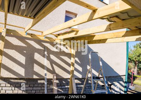 Copertura del tetto su travi di legno per un gazebo, sfondo di un cielo blu Foto Stock