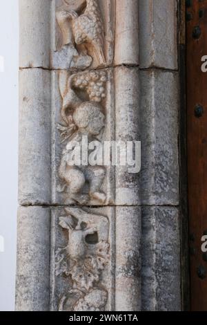 Olivenza, Badajoz, Spagna- 23 ottobre 2023: Bella porta, stile manuelino, del Municipio di Olivenza Foto Stock