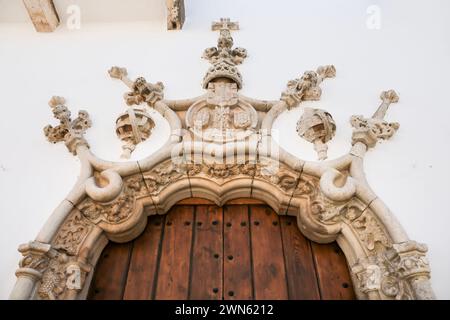 Olivenza, Badajoz, Spagna- 23 ottobre 2023: Bella porta, stile manuelino, del Municipio di Olivenza Foto Stock