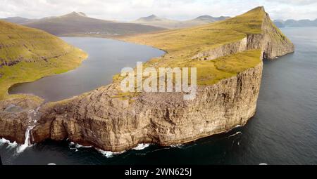 Vista aerea dello splendido paesaggio delle isole Faroe, Bosdalafossur Foto Stock