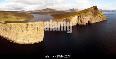 Vista aerea dello splendido paesaggio delle isole Faroe, Bosdalafossur Foto Stock
