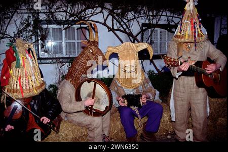 Gli Armagh Rhymers (Mummers) eseguono la loro mumming irlandese unica, County Armagh, Irlanda del Nord Foto Stock