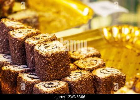 Tradizionale delizia turca. Il concetto di celebrare il Ramadan Karim. Dolci turchi in piatti nazionali Foto Stock