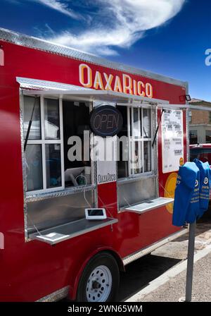 Un nuovo camion di cibo rosso brillante e lucido, OaxaRico, serve piatti messicani (in stile Oaxacan) a Tucson, Arizona, Stati Uniti Foto Stock