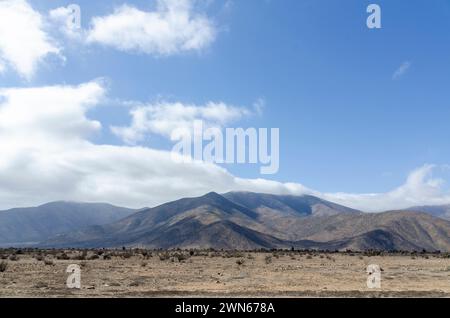 Catene montuose costiere intorno a Los Choros. In primo piano c'è una vecchia terrazza Foto Stock