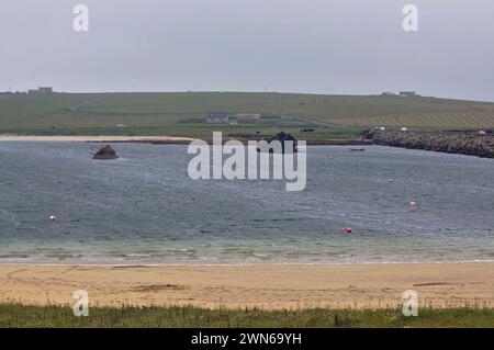 WW1 Blockships (navi sommerse) e WW2 Churchill Barriers (strada rialzata) utilizzati per proteggere l'ancoraggio della base navale di Scapa Flow alle Orcadi, Scozia, Regno Unito Foto Stock