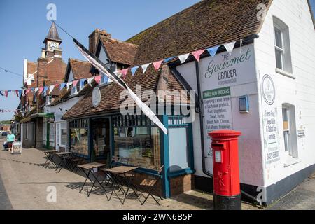 Centro di Fordingbridge nell'area di New Forest, Hampshire, negozio di alimentari gourmet in un edificio tradizionale con cassetta postale rossa all'esterno, Inghilterra, Regno Unito, 2023 Foto Stock