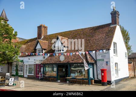 Centro di Fordingbridge nell'area di New Forest, Hampshire, negozio di alimentari gourmet in un edificio tradizionale con cassetta postale rossa all'esterno, Inghilterra, Regno Unito, 2023 Foto Stock