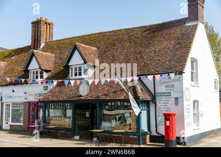 Centro di Fordingbridge nell'area di New Forest, Hampshire, negozio di alimentari gourmet in un edificio tradizionale con cassetta postale rossa all'esterno, Inghilterra, Regno Unito, 2023 Foto Stock