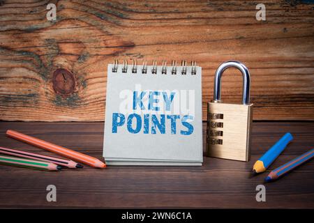 PUNTI CHIAVE. Blocco appunti in cartone su tavolo con struttura in legno. Foto Stock