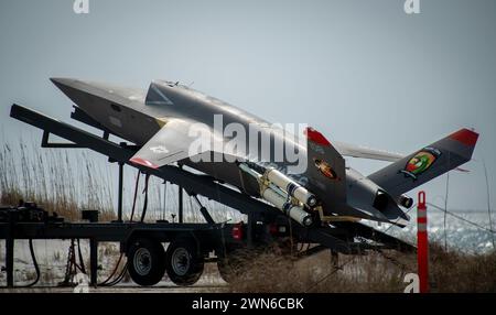 Un XQ-58A Valkyrie del corpo dei Marines degli Stati Uniti, veicolo aereo senza equipaggio tattico altamente autonomo e a basso costo, si prepara al lancio durante il suo secondo volo di prova presso la Eglin Air Force base, Flag., 3 ottobre 2023. Il volo di prova XQ-58A Valkyrie e i dati raccolti informano i futuri requisiti per il corpo dei Marines in un ambiente di sicurezza in rapida evoluzione, alimentando al contempo con successo opportunità congiunte di innovazione e sperimentazione. (Foto U.S. Air Force di Samuel King Jr.) Foto Stock