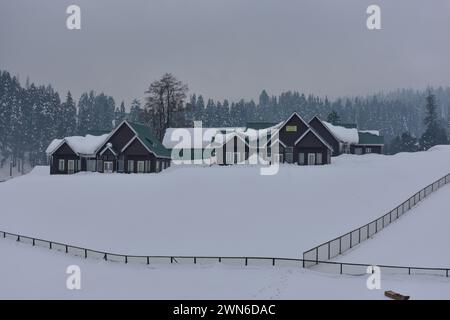 Gulmarg, Kashmir, India. 29 febbraio 2024. Una vista delle capanne commerciali in una giornata invernale presso la stazione sciistica di Gulmarg, a circa 55 km da Srinagar, la capitale estiva di Jammu e Kashmir. (Immagine di credito: © Saqib Majeed/SOPA Images via ZUMA Press Wire) SOLO PER USO EDITORIALE! Non per USO commerciale! Foto Stock