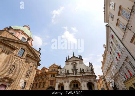 Vista degli edifici storici nel centro storico di Praga Foto Stock