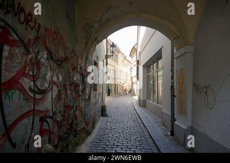 Praga, Repubblica Ceca - 3 giugno 2017 - veduta della strada tradizionale nella città vecchia di Praga Foto Stock