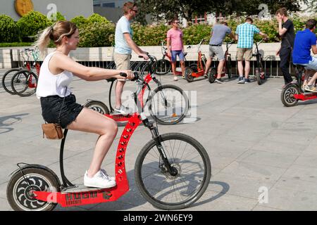 Praga, Repubblica Ceca - 3 giugno 2017 - turista in noleggio bici nella città vecchia di Praga Foto Stock