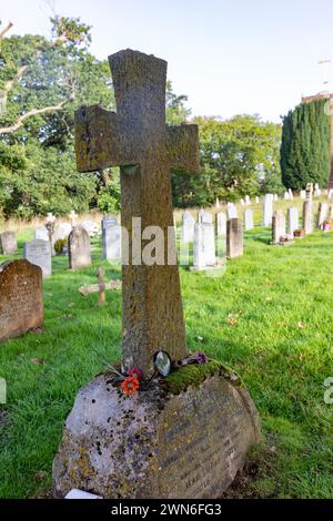 La lapide di Sir Arthur Conan Doyle, sepolta con la moglie, nella All Saints Church, nel villaggio di Minstead, New Forest, vicino a Lyndhurst, Inghilterra, Regno Unito Foto Stock