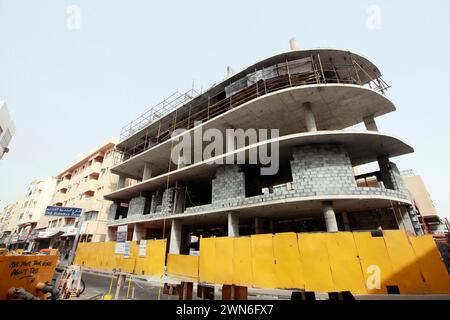 Dubai, Emirati Arabi Uniti - 24 giugno 2013 - strada tradizionale con costruzione a Deira, Dubai Foto Stock