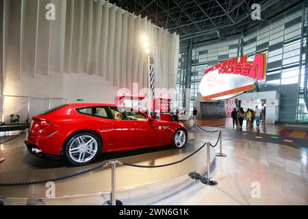 ABU DHABI, EMIRATI ARABI UNITI - 27 giugno 2013 - Parco a tema ferrari World ad abu dhabi, emirati arabi uniti Foto Stock