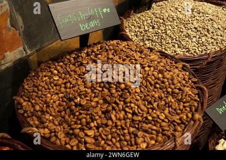 chicchi di caffè turchi in vendita al mercato di strada arabo. Dubai Spice Souk a Deira, Emirati Arabi Uniti. Foto Stock