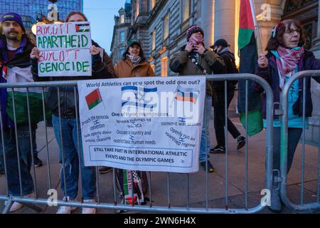 Glasgow, Scozia, Regno Unito. 29 febbraio 2024. I tifosi palestinesi si riuniscono all'esterno del ricevimento civico per i Campionati mondiali di atletica leggera indoor del 2024. Al ricevimento nelle City Chambers hanno partecipato rappresentanti del mondo dell'atletica, tra cui Sebastian Coe. I manifestanti hanno espresso la loro opposizione alla partecipazione degli atleti israeliani ai campionati mondiali che si terranno a Glasgow dall'1 al 3 marzo. Foto Stock