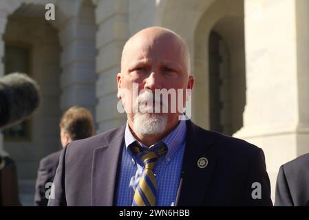 Washington, DC, USA. 29 febbraio 2024. Rappresentante degli Stati Uniti Chip Roy (R-Texc.) Parla con i giornalisti fuori dal Campidoglio dopo che la camera ha approvato una risoluzione continuativa per mantenere i fondi del governo per una settimana. Crediti: Philip Yabut/Alamy Live News Foto Stock