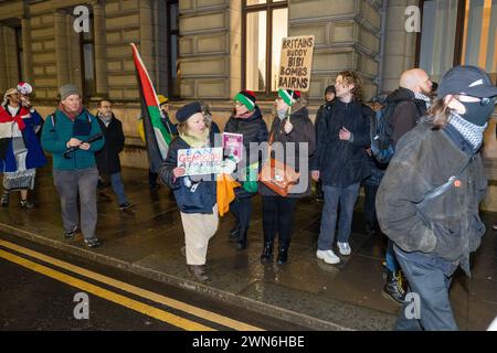 Glasgow, Scozia, Regno Unito. 29 febbraio 2024. I tifosi palestinesi si riuniscono all'esterno del ricevimento civico per i Campionati mondiali di atletica leggera indoor del 2024. Al ricevimento nelle City Chambers hanno partecipato rappresentanti del mondo dell'atletica, tra cui Sebastian Coe. I manifestanti hanno espresso la loro opposizione alla partecipazione degli atleti israeliani ai campionati mondiali che si terranno a Glasgow dall'1 al 3 marzo. Foto Stock