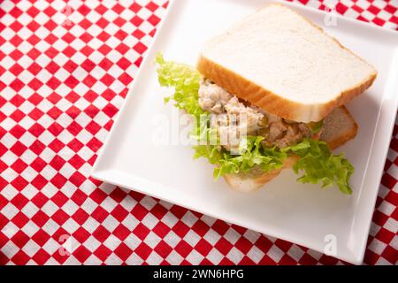 Panino con insalata di tonno. È una ricetta rapida, semplice e nutriente, cibo sano, snack delizioso molto popolare in molti paesi. Foto Stock