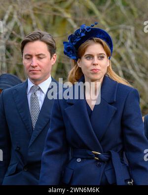 Principessa Beatrice e marito, Edoardo Mapelli mozzi, arrivo alla Chiesa di S.. Maria Maddalena, Sandringham il giorno di Natale del 2023 Foto Stock