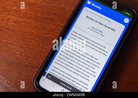 "Bluesky: An Open Social Web" sito web visto in iPhone. Bluesky ha annunciato la federazione della sua rete, consentendo agli utenti di ospitare i propri dati Foto Stock
