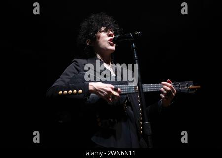 Laura Pergolizzi, alias LP, che si esibisce dal vivo alla Columbiahalle di Berlino Foto Stock