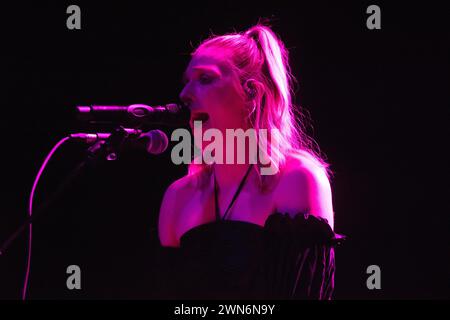 Vérité, cantante e cantautore americano, si esibisce dal vivo alla Columbiahalle di Berlino mentre supporta il tour Love Lines World. Foto Stock