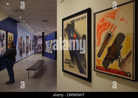 Un visitatore al poster House Museum con i poster Art Deco di Grosser Masaryk Preis 1935 di Walter Gotschke e Trelleborg 1933 di Olle Svanlund in primo piano. Poster House Museum. New York City. USA Foto Stock