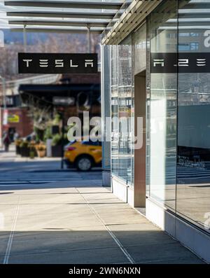 Tesla Electric Vehicle showroom, vista esterna, Meatpacking District, New York City, New York, STATI UNITI Foto Stock