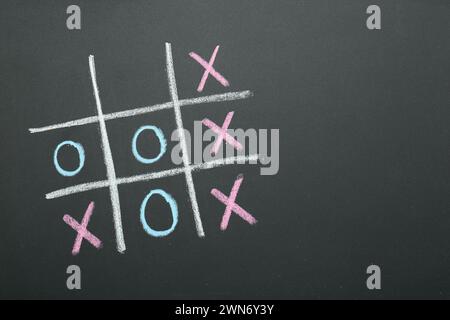 TIC tac Toe game disegnato sulla lavagna Foto Stock