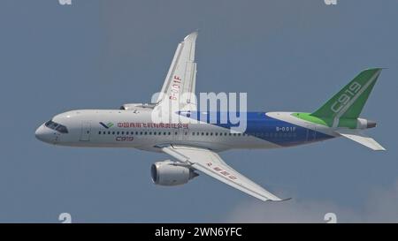 SINGAPORE - 20 FEBBRAIO 2024: Velivoli commerciali a fusoliera stretta in Cina, il COMAC C919 B-001F che fa una mostra aerea al Singapore Airshow 2024. Foto Stock