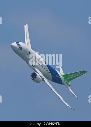 SINGAPORE - 20 FEBBRAIO 2024: Velivoli commerciali a fusoliera stretta in Cina, il COMAC C919 B-001F che fa una mostra aerea al Singapore Airshow 2024. Foto Stock
