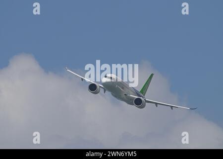 SINGAPORE - 20 FEBBRAIO 2024: Velivoli commerciali a fusoliera stretta in Cina, il COMAC C919 B-001F che fa una mostra aerea al Singapore Airshow 2024. Foto Stock