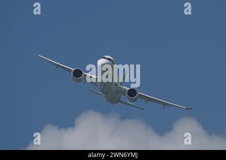 SINGAPORE - 20 FEBBRAIO 2024: Velivoli commerciali a fusoliera stretta in Cina, il COMAC C919 B-001F che fa una mostra aerea al Singapore Airshow 2024. Foto Stock