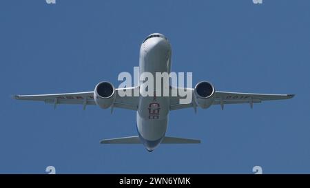 SINGAPORE - 20 FEBBRAIO 2024: Velivoli commerciali a fusoliera stretta in Cina, il COMAC C919 B-001F che fa una mostra aerea al Singapore Airshow 2024. Foto Stock