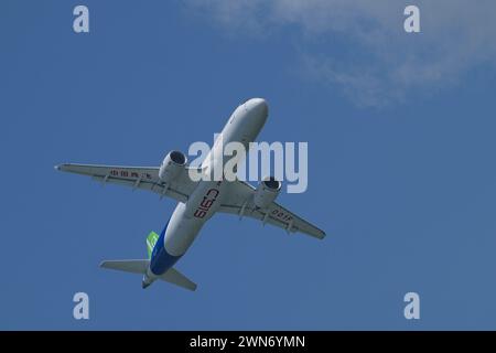 SINGAPORE - 20 FEBBRAIO 2024: Velivoli commerciali a fusoliera stretta in Cina, il COMAC C919 B-001F che fa una mostra aerea al Singapore Airshow 2024. Foto Stock