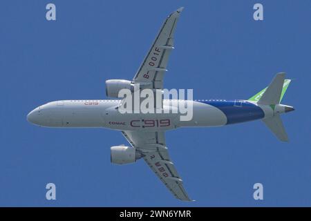 SINGAPORE - 20 FEBBRAIO 2024: Velivoli commerciali a fusoliera stretta in Cina, il COMAC C919 B-001F che fa una mostra aerea al Singapore Airshow 2024. Foto Stock