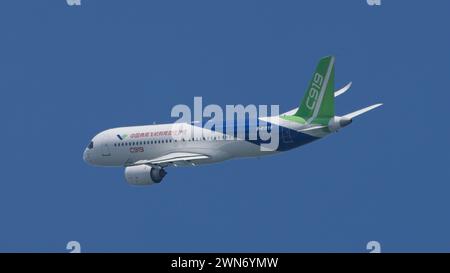 SINGAPORE - 20 FEBBRAIO 2024: Velivoli commerciali a fusoliera stretta in Cina, il COMAC C919 B-001F che fa una mostra aerea al Singapore Airshow 2024. Foto Stock