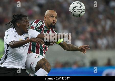 Rio de Janeiro, Brasile. 29 febbraio 2024. Felipe Melo di Fluminense combatte per il possesso con Jan Hurtado della LDU Quito, durante la partita tra Fluminense e LDU Quito, per la finale Recopa Sulamericana 2024, allo Stadio Maracana, a Rio de Janeiro il 29 febbraio. Foto: Marcello Dias/DiaEsportivo/Alamy Live News crediti: DiaEsportivo/Alamy Live News Foto Stock